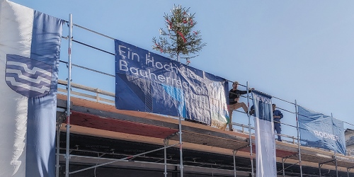 2026.04&nbsp; Firstfeier auf der Baustelle&nbsp;Sporthalle NeuRum.> zum Projekt _